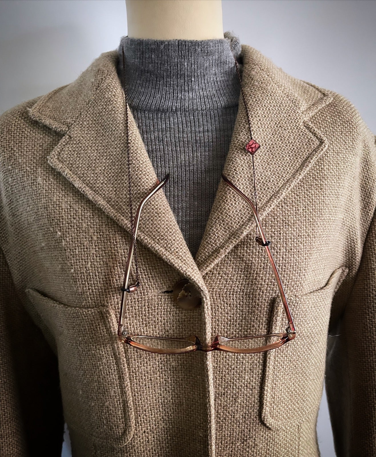 眼鏡チェーン ピンク 血赤珊瑚 アンティーク調 四角 TAMARUSAN