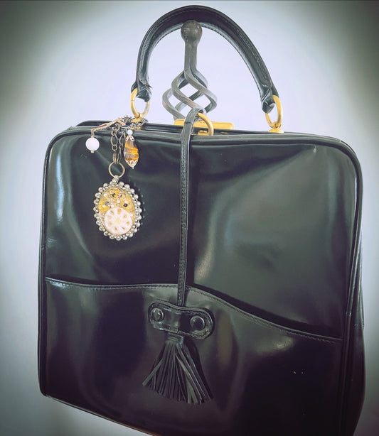 バッグチャーム アンティーク風 白 茶 TAMARUSAN