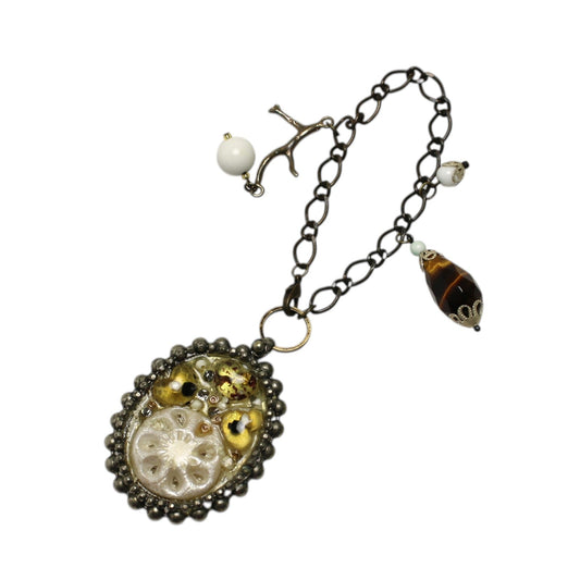 バッグチャーム アンティーク風 白 茶 TAMARUSAN