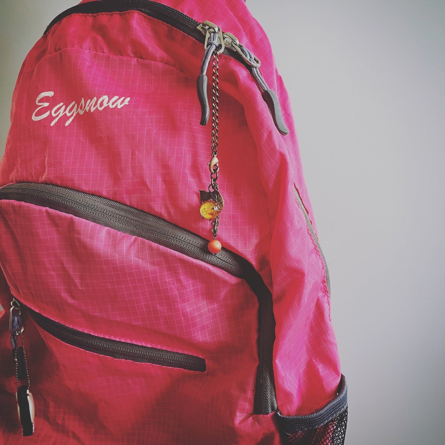 バッグチャーム アンティーク風 白 茶 TAMARUSAN