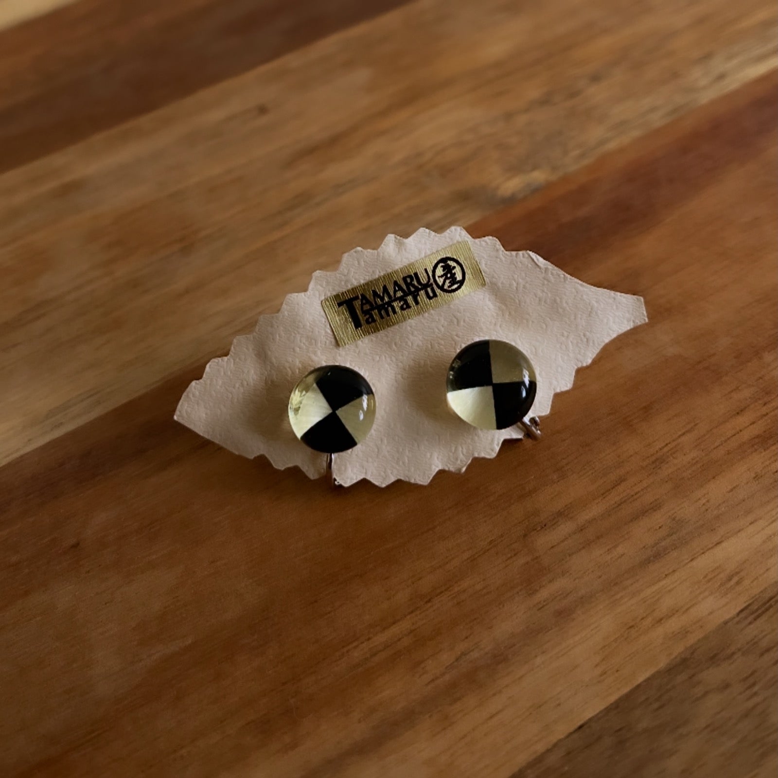 イヤリング 白黒 樹脂 シンプル TAMARUSAN