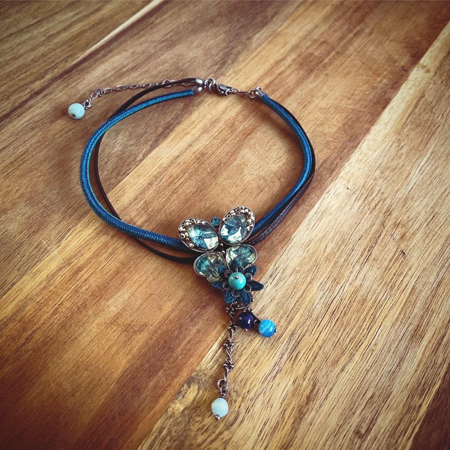 組紐チョーカー 蝶 青 正絹 革紐 2連 TAMARUSAN