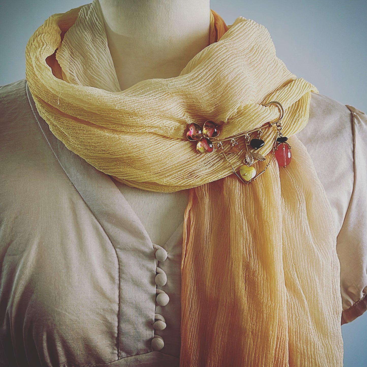 花 安全ピン型ブローチ 赤 金 TAMARUSAN