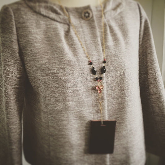 IDホルダー ネックストラップ 赤 天然石 TAMARUSAN