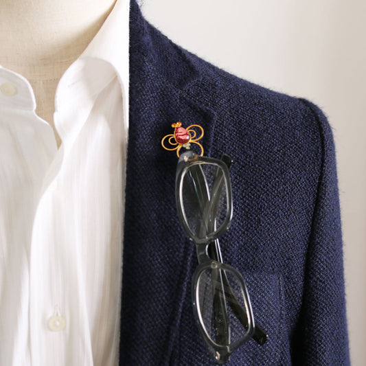 蜂 眼鏡ホルダーピンブローチ 血赤珊瑚 ラペルピン TAMARUSAN