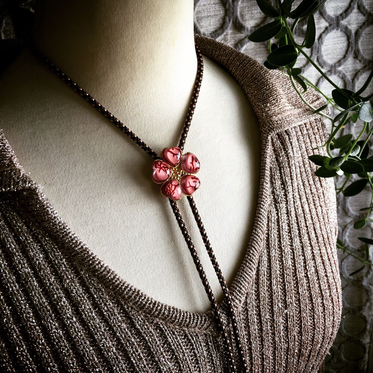 組紐ループタイ 花 血赤珊瑚 正絹 ピンク 男女兼用 TAMARUSAN