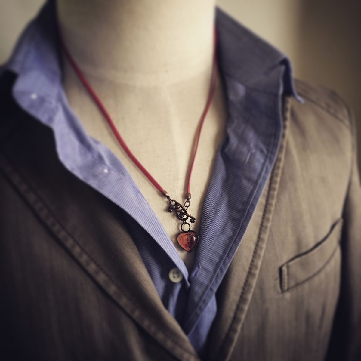 眼鏡ホルダー 革紐 ハート オレンジ 赤 TAMARUSAN