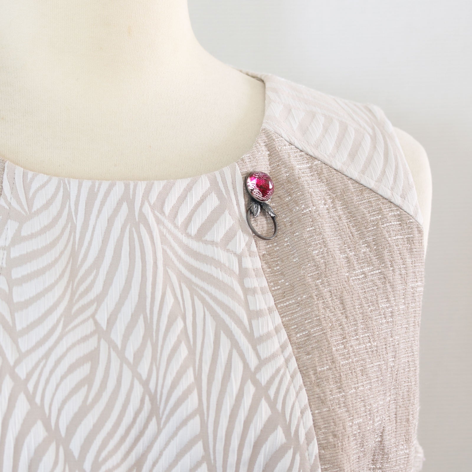 眼鏡ホルダーピンブローチ 恐竜 紫 TAMARUSAN