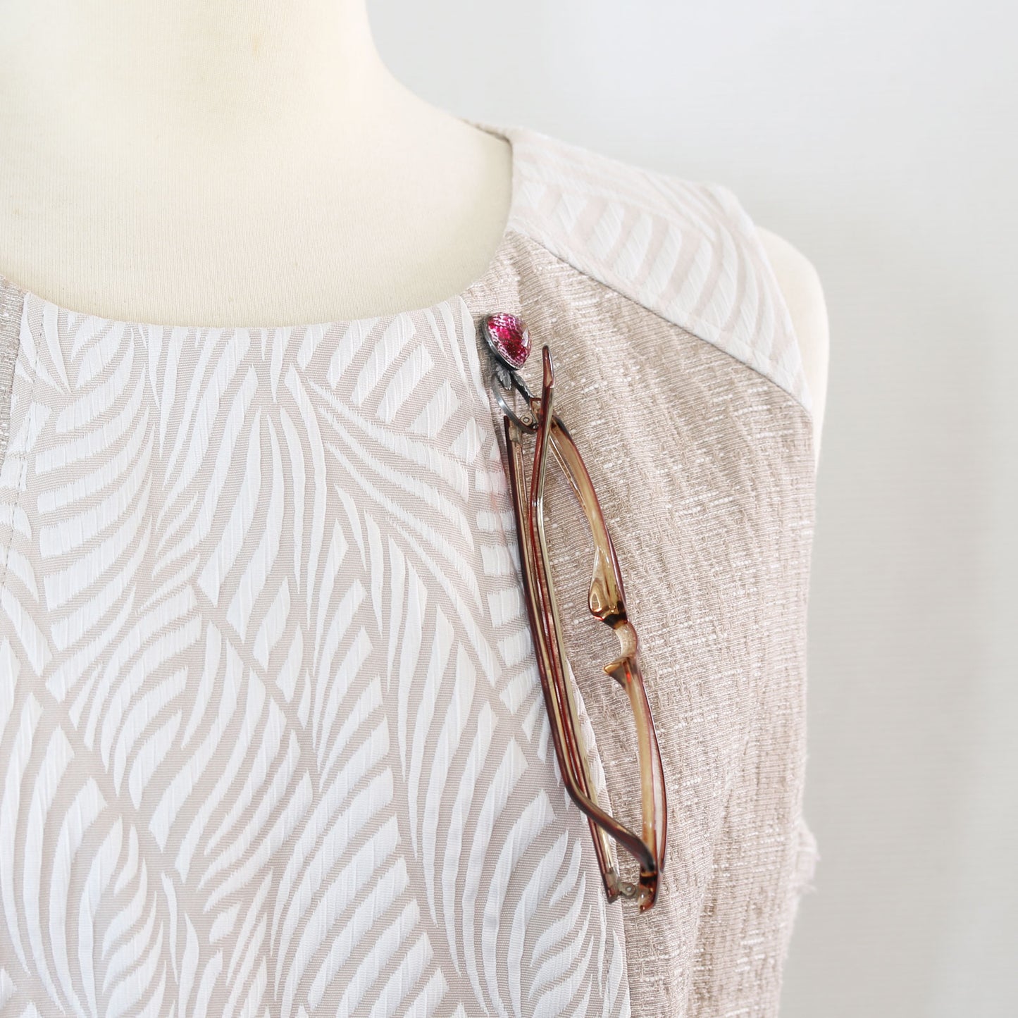 眼鏡ホルダーピンブローチ 恐竜 紫 TAMARUSAN