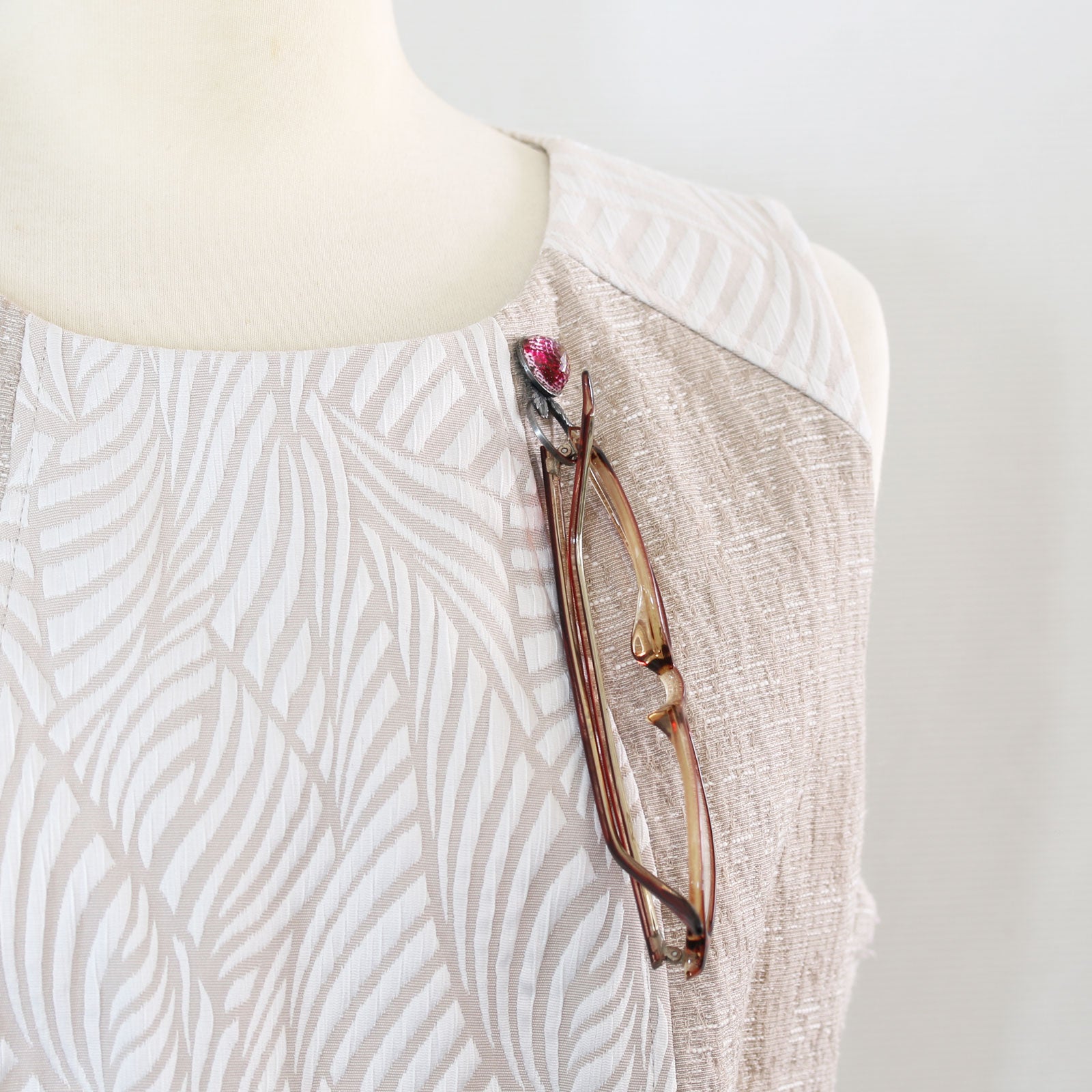 眼鏡ホルダーピンブローチ 恐竜 紫 TAMARUSAN