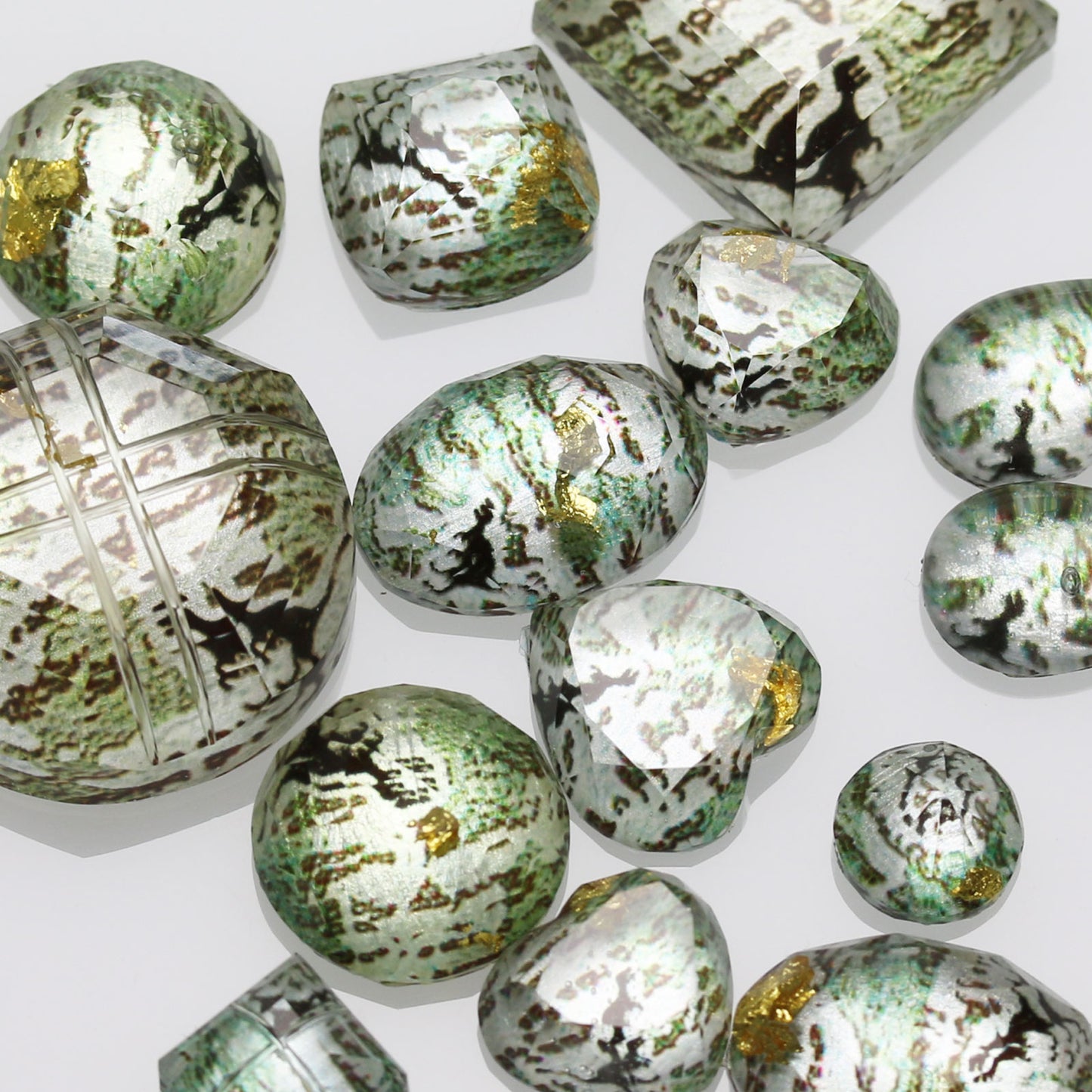 革紐ループタイ 恐竜 緑 ロングネックレス TAMARUSAN