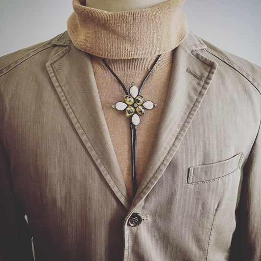 ループタイ 花 白 ごましお 革紐 TAMARUSAN