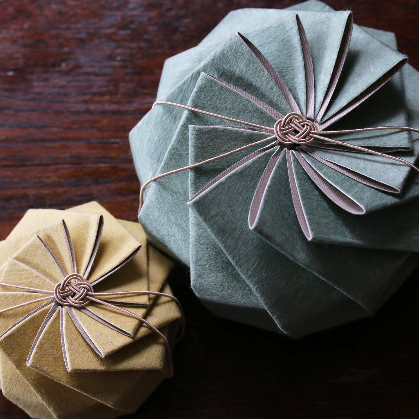 安全ピンブローチ 花 恐竜 紺 Lサイズ TAMARUSAN
