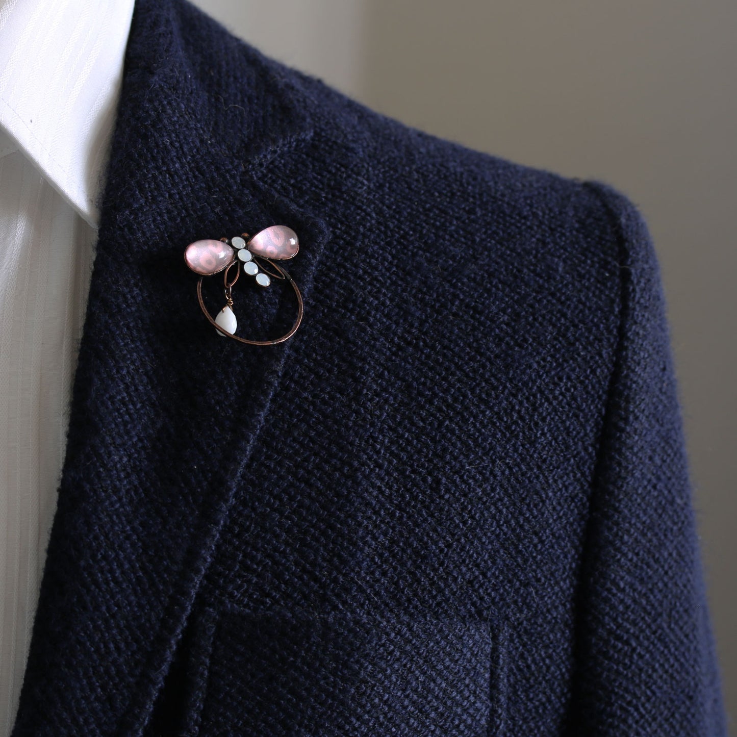 眼鏡ホルダーピンブローチ ピンク トンボ 鹿の子 TAMARUSAN