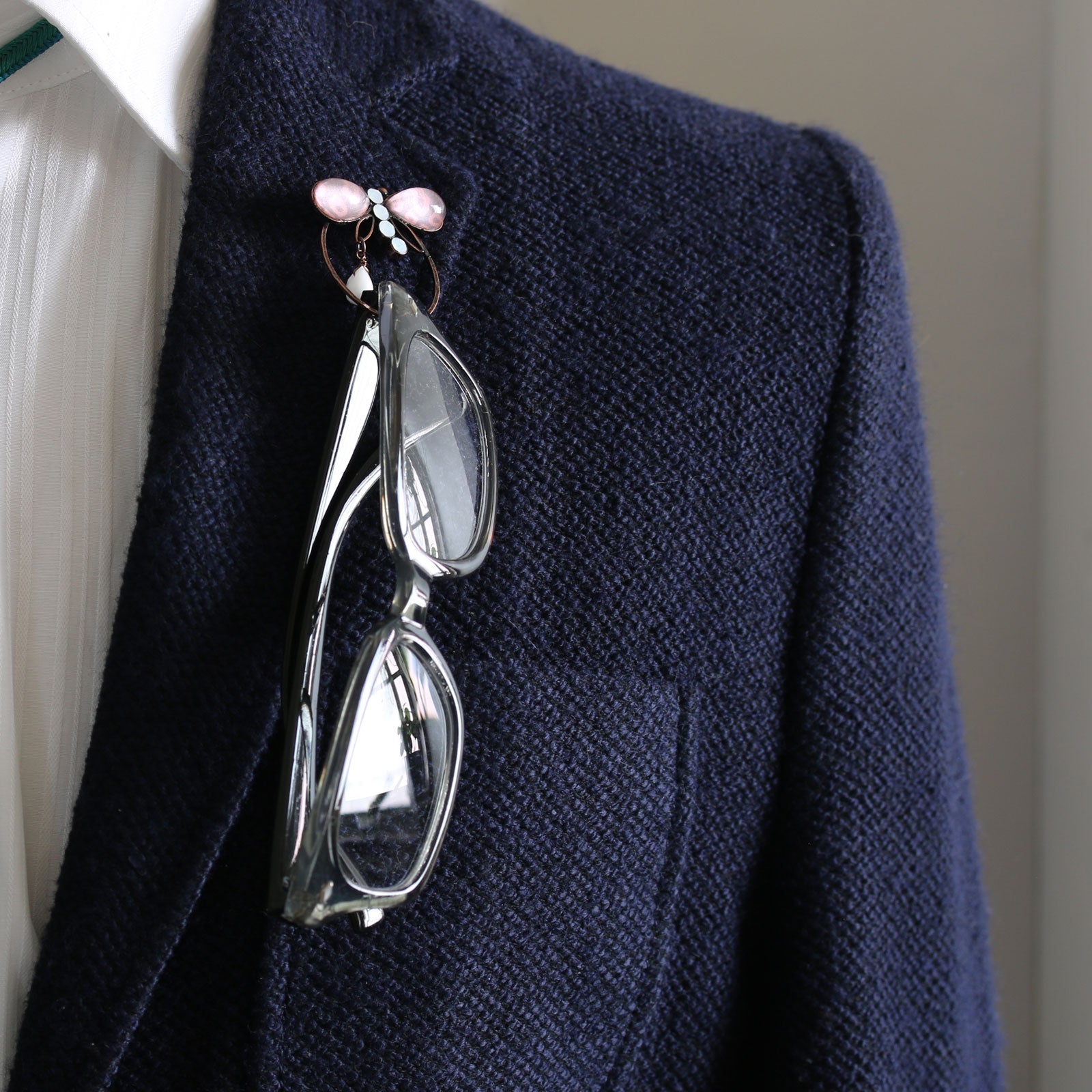 眼鏡ホルダーピンブローチ ピンク トンボ 鹿の子 TAMARUSAN