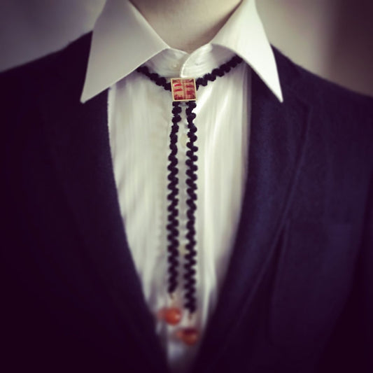 ロングネックレス 黒 リボン ループタイ カニ 赤 TAMARUSAN