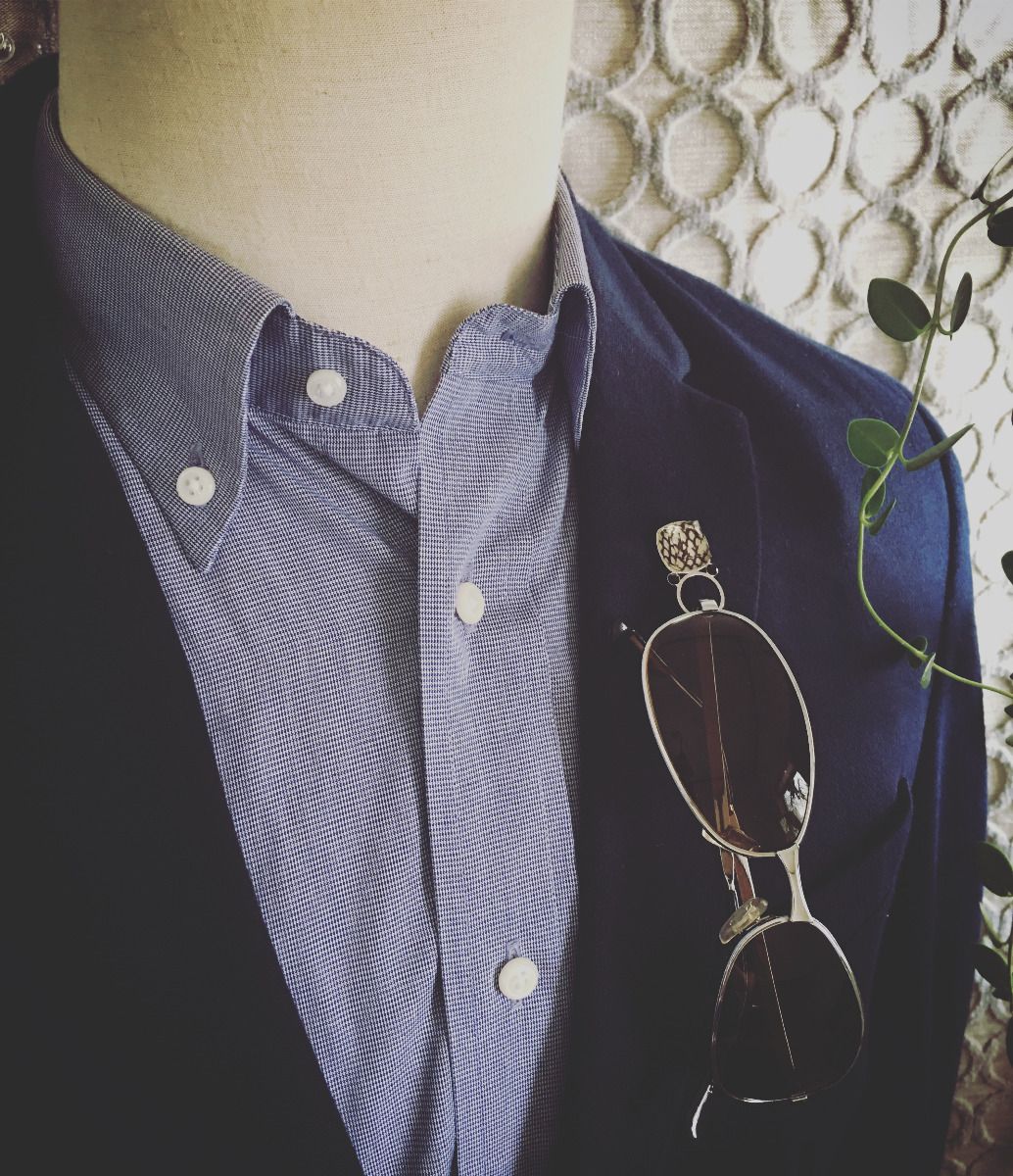 眼鏡ホルダーピンブローチ 鱗柄 紺 男女兼用 TAMARUSAN