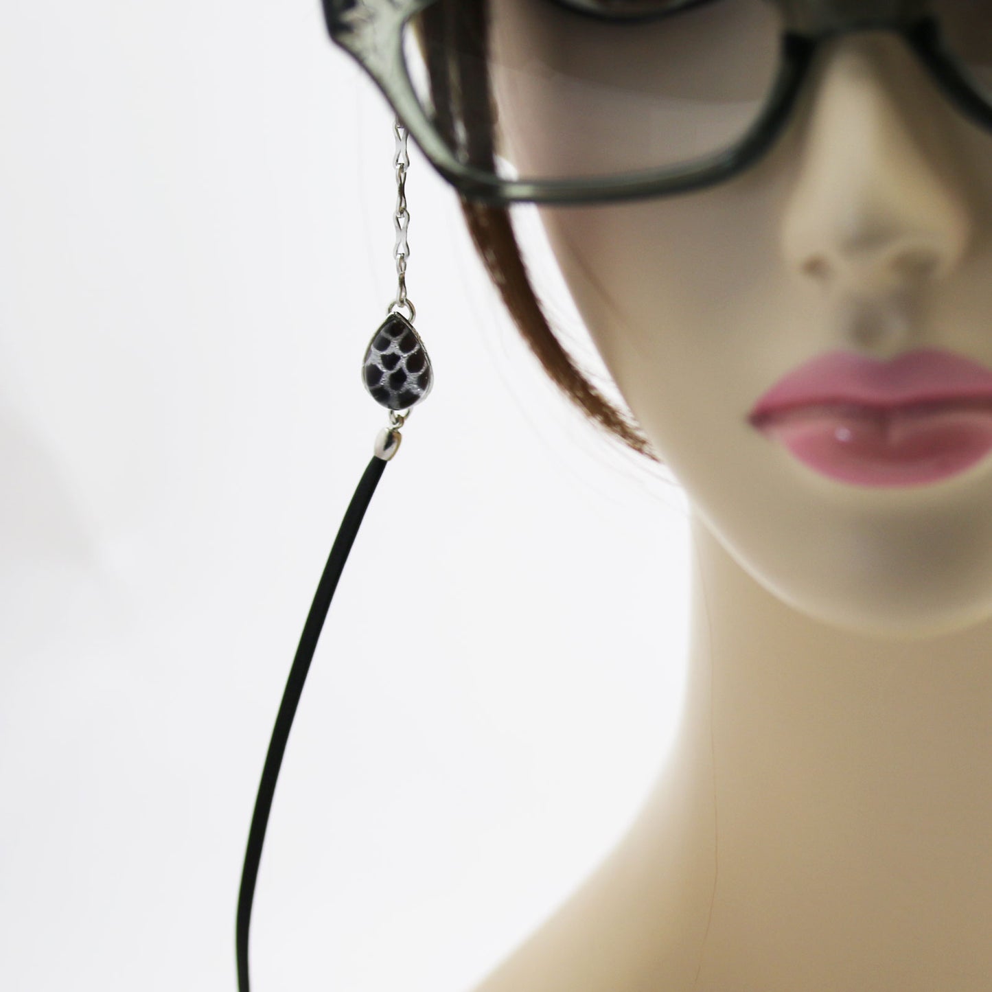 眼鏡チェーン 紺色 革紐 鱗柄 男女兼用 軽量 TAMARUSAN