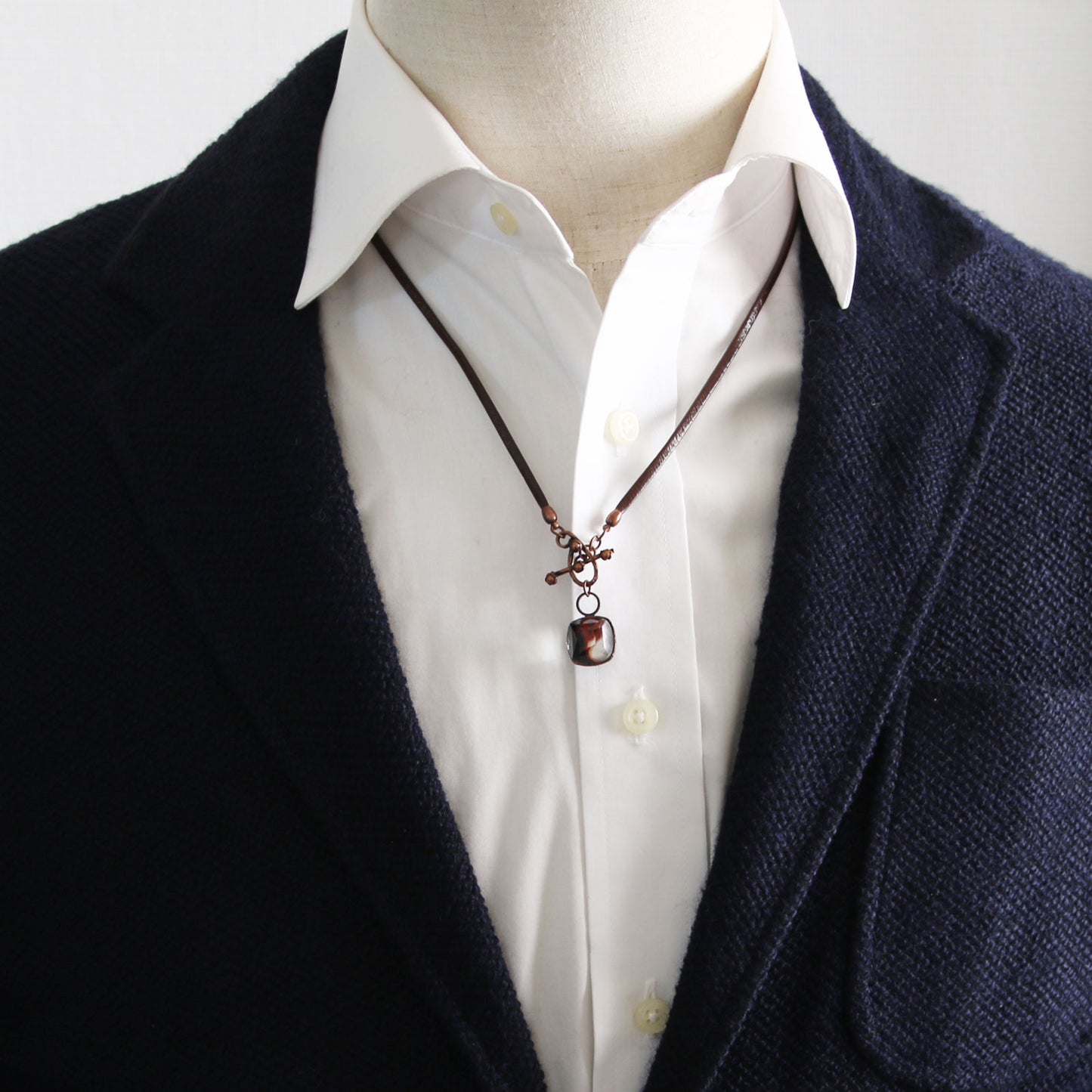 眼鏡ホルダー 革紐 茶色 老眼鏡 三毛猫 TAMARUSAN