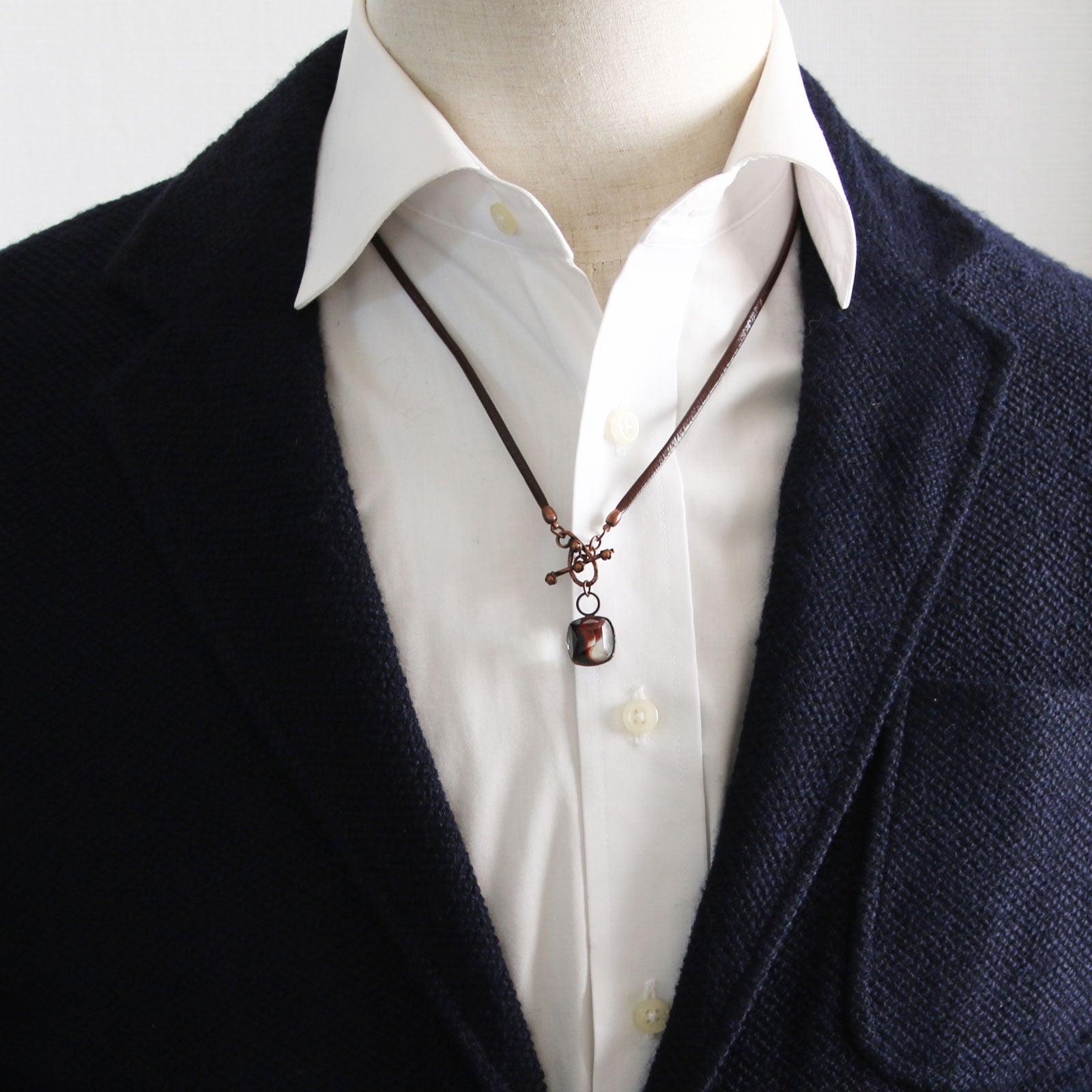 眼鏡ホルダー 革紐 茶色 老眼鏡 三毛猫 TAMARUSAN