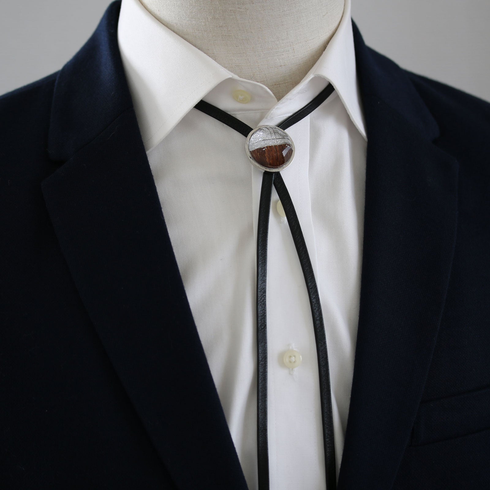 かっこいい 革紐ループタイ 銀ラメ 木目 平紐 TAMARUSAN