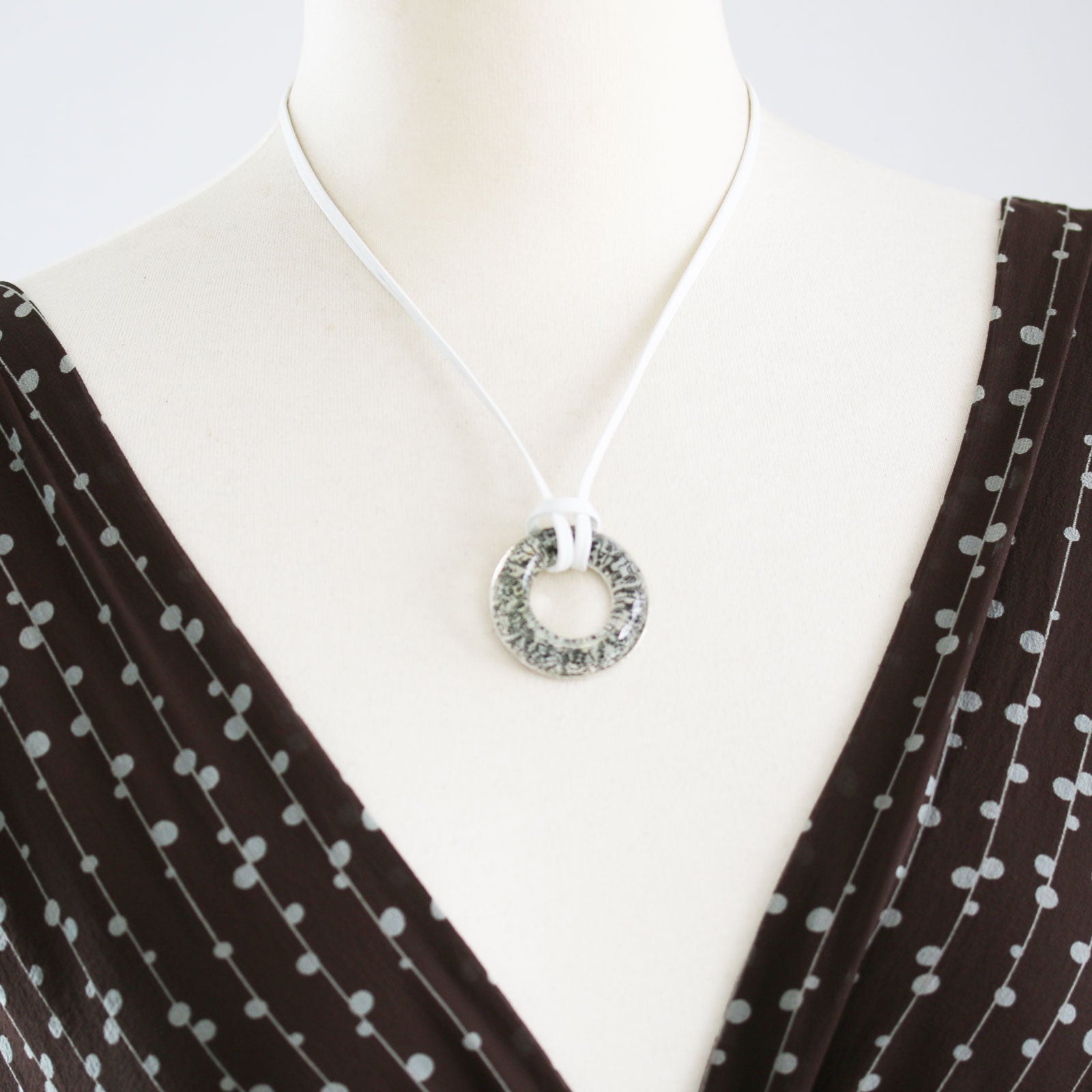 眼鏡ホルダー モノトーン 革紐 唐草柄 TAMARUSAN