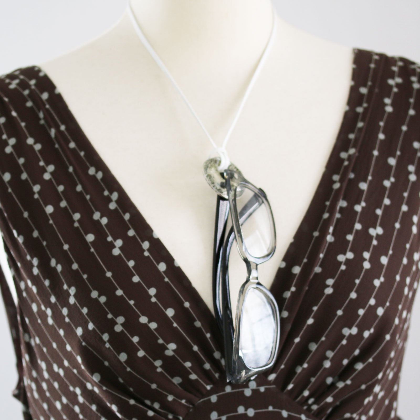 眼鏡ホルダー モノトーン 革紐 唐草柄 TAMARUSAN