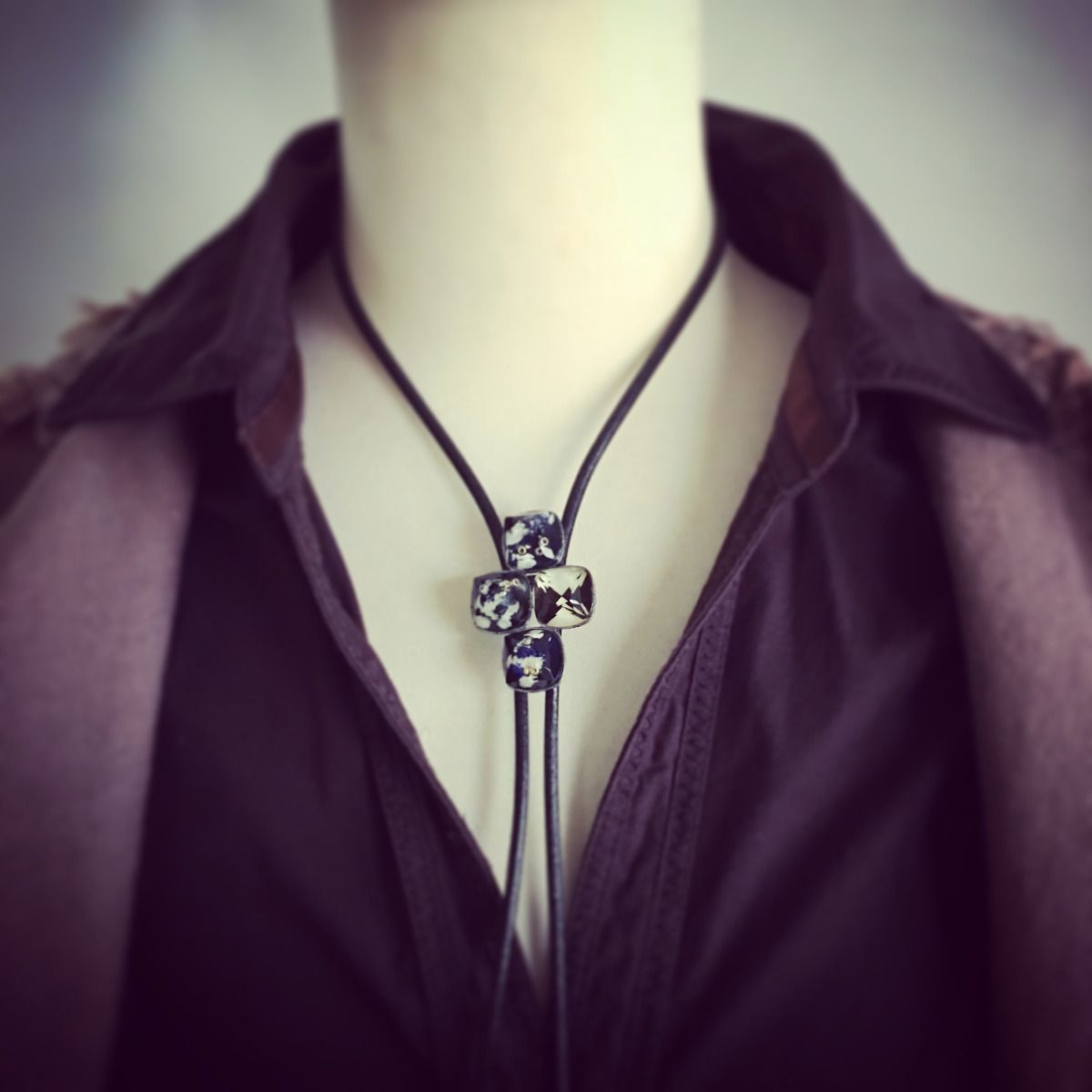 革紐ループタイ 青 白黒 メンズアクセサリー TAMARUSAN