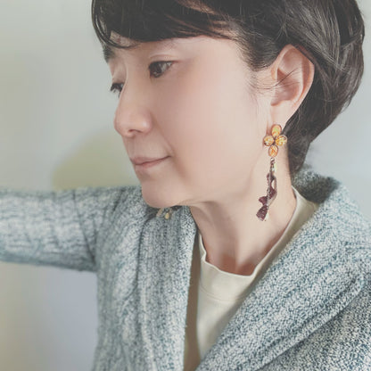 リボン ピアス オレンジ 花 スタッドピアス