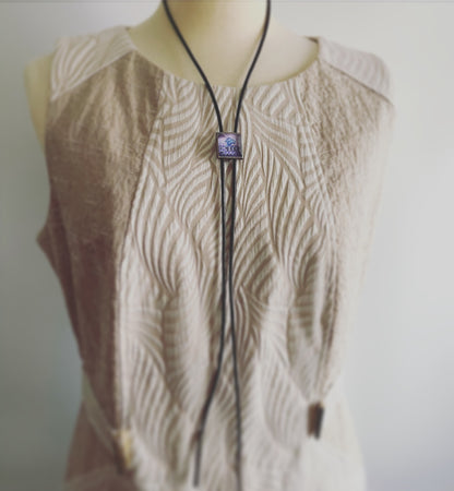 革紐ループタイ 紫 四角 樹脂 TAMARUSAN