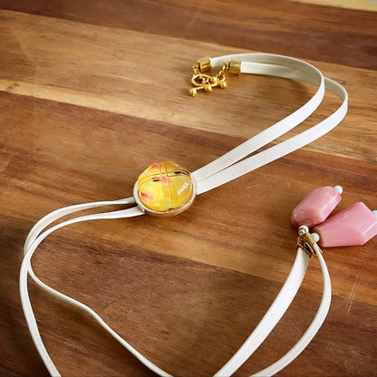 革紐ループタイ ベージュ ピンクコモンオパール ループタイ