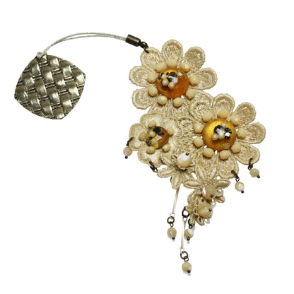 根付 花 ベージュ レース ビーズ TAMARUSAN