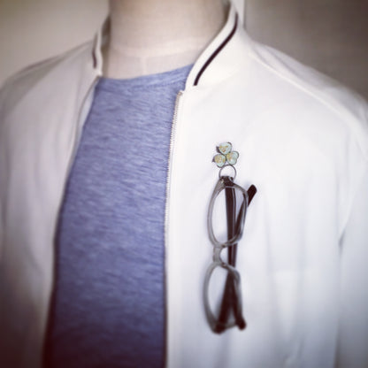 眼鏡ホルダー ピンブローチ スミレ 水色 眼鏡ホルダーブローチ