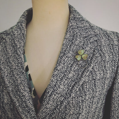 眼鏡ホルダー ピンブローチ スミレ 水色 眼鏡ホルダーブローチ