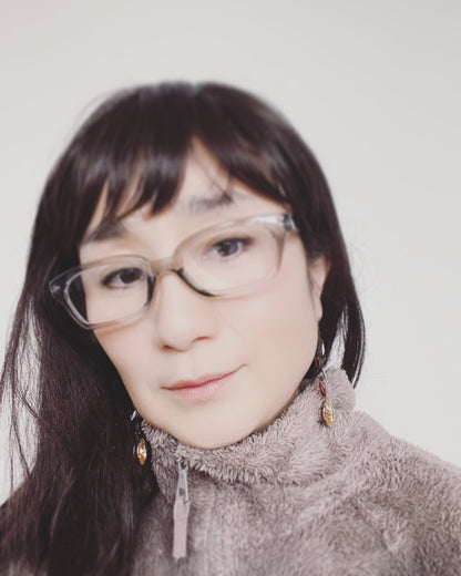 ピアス ピンク 赤 ガラスビーズ アシンメトリーイヤリング