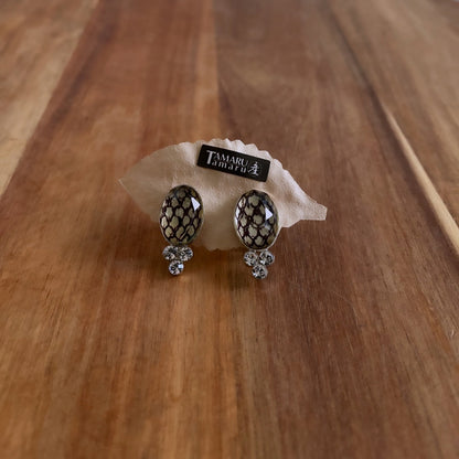 イヤリング 鱗柄 軽量 銀色 紺 楕円 TAMARUSAN