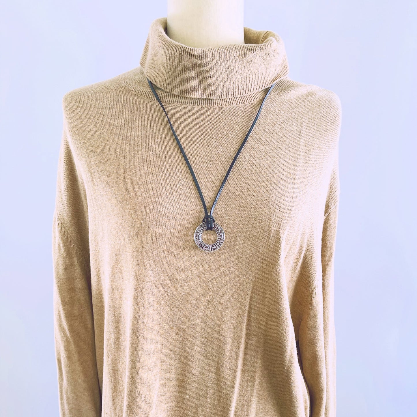 革紐 眼鏡ホルダー 紺 銀 ヘリンボーン 眼鏡ホルダー