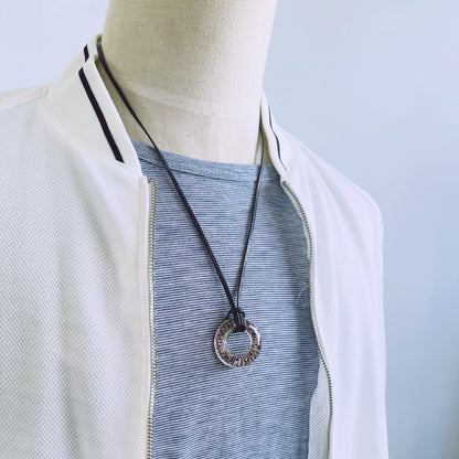 革紐 眼鏡ホルダー 紺 銀 ヘリンボーン 眼鏡ホルダー