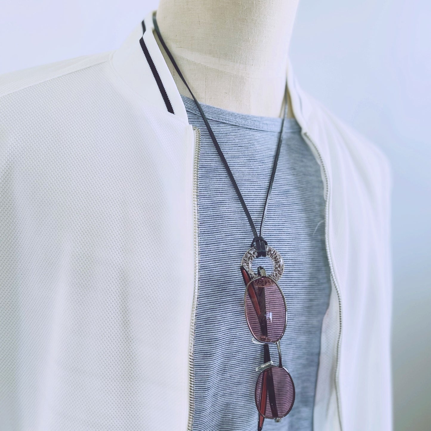 革紐 眼鏡ホルダー 紺 銀 ヘリンボーン 眼鏡ホルダー