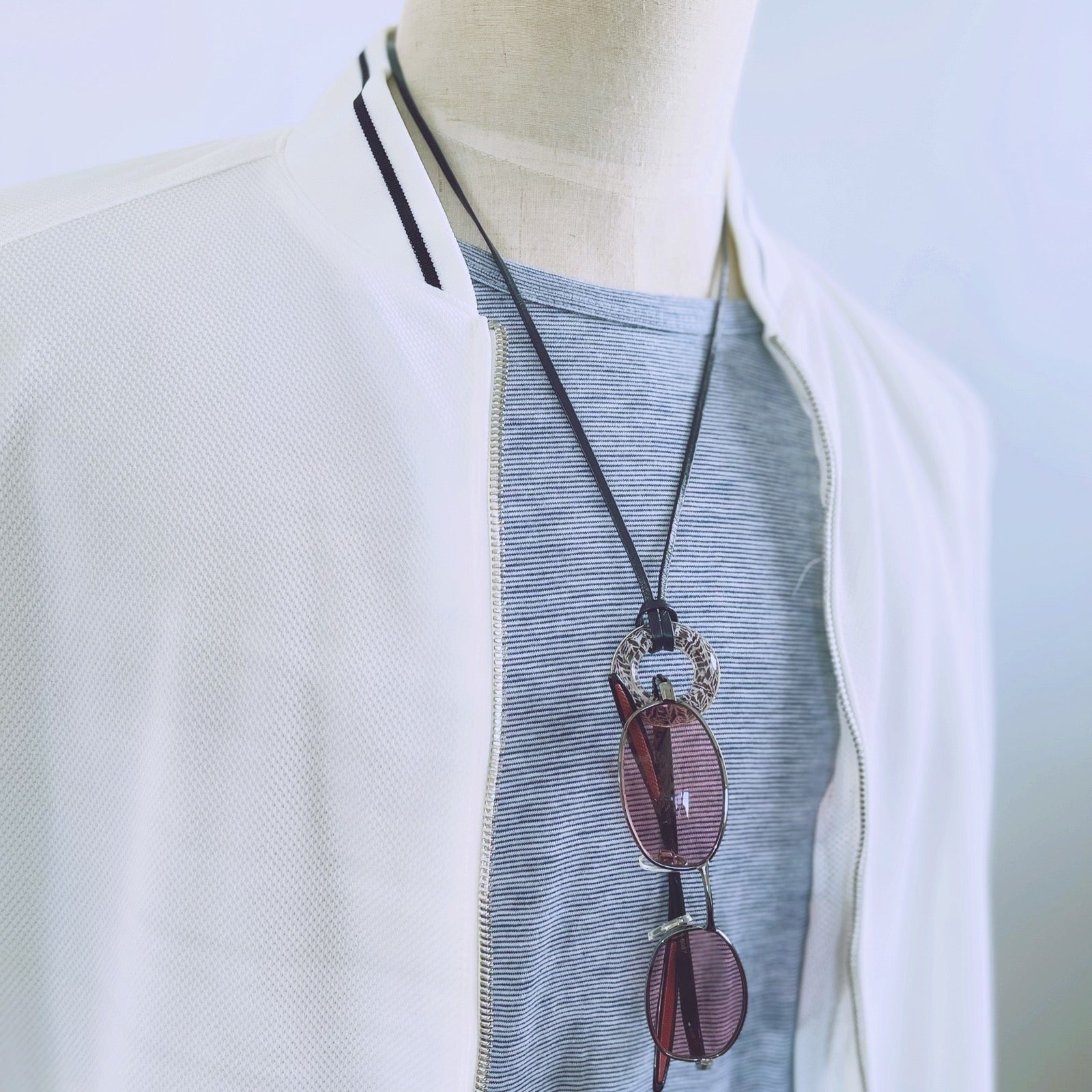 革紐 眼鏡ホルダー 紺 銀 ヘリンボーン 眼鏡ホルダー