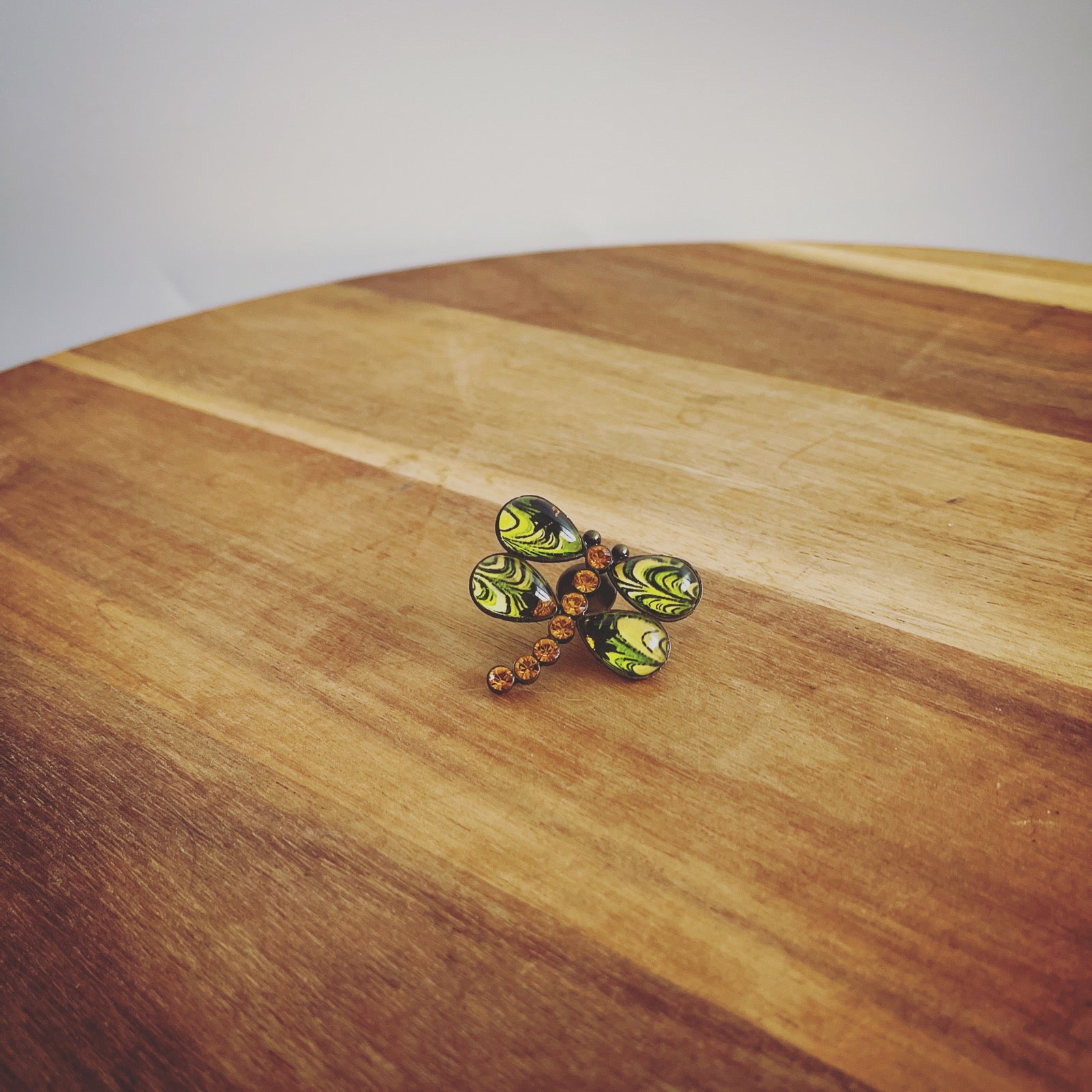 ピンブローチ トンボ 緑 マーブル ピンブローチ