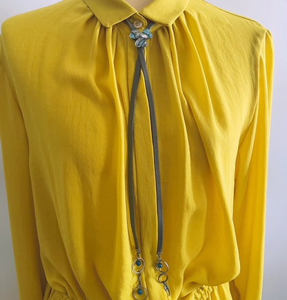 革紐 ループタイ 花 グレー 水色 TAMARUSAN