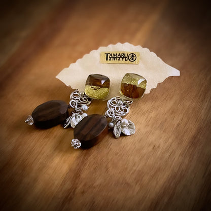 ピアス 銀色 ラメ 木目 ウッドビーズ スタッドピアス