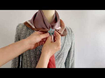 スカーフ留めクリップ 花 梅 ブルー