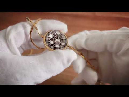 チェーンループタイ 亀甲 金 木 白黒