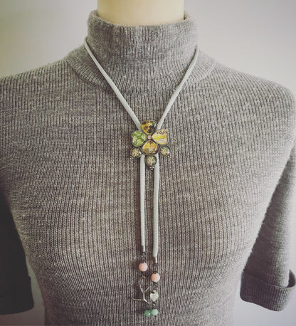 リボンループタイ マルチカラー グリーン ネックレス