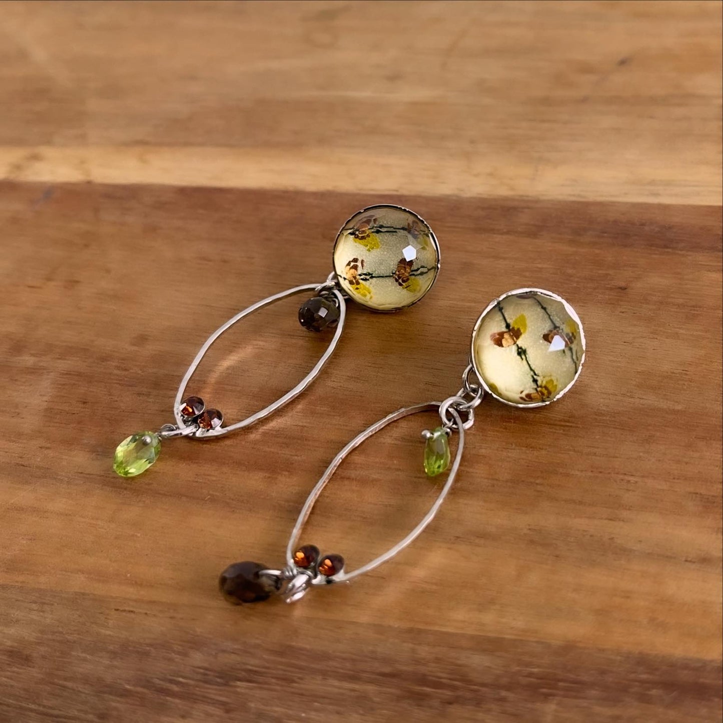 ピアス 白 フープ キャッチに飾り ペリドット アシンメトリーピアス
