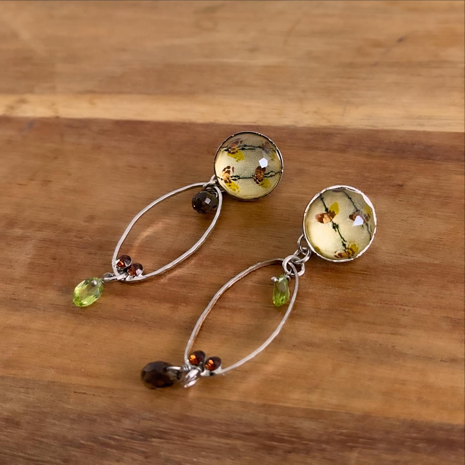 ピアス 白 フープ キャッチに飾り ペリドット アシンメトリーピアス
