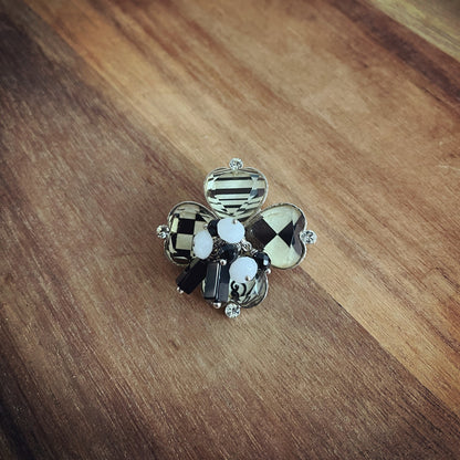 ブローチ 白黒 四つ葉 オニキス 花 TAMARUSAN