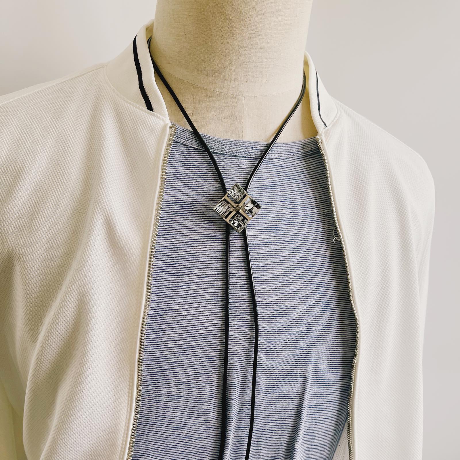 ループタイ 革 白黒 メンズアクセサリー ループタイ